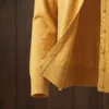 Detalle tejido fino lana alpaca cardigan mostaza Yordall