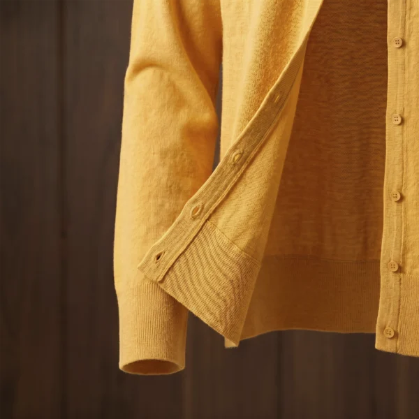Detalle tejido fino lana alpaca cardigan mostaza Yordall