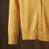 Detalle tejido fino lana alpaca cardigan mostaza Yordall