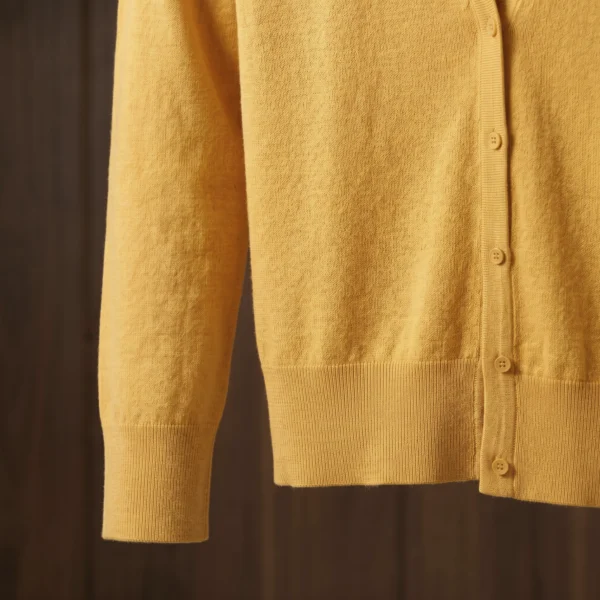Detalle tejido fino lana alpaca cardigan mostaza Yordall