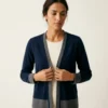 cardigan-azul-marino-mujer-rostro Chaleco hilo azul marino mujer con detalle de puño — Yordall Chile