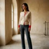 cardigan-beige-manga-roja-mujer-cuerpo-completo Chaleco Bicolor Beige y Rojo · Manga Larga · Yordall
