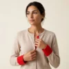 cardigan-beige-manga-roja-mujer-rostro Chaleco bicolor mujer beige con mangas rojas detalle puño — Yordall Chile