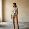 cardigan-beige-mujer-cuerpo-completo Chaleco Hilo Beige · Botones · Cardigan Mujer · Yordall