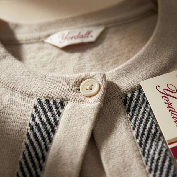 cardigan-beige-mujer-detalle-boton Chaleco Hilo Beige · Botones · Cardigan Mujer · Yordall