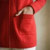 cardigan-hilo-rojo-detalle-bolsillo-yordall. Cardigan Hilo Rojo Mujer · Cuello Redondo · Yordall