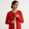 cardigan-hilo-rojo-mujer-detalle-cara-manos-yordallwebp Cardigan Rojo Mujer Chile · Cuello Redondo · Yordall