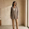 chaleco-largo-alpaca-taupe-mujer-cuerpo-completo-yordall chaleco largo lana alpaca mujer chile