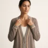 chaleco-largo-alpaca-taupe-mujer-detalle-cara-manos-yordall chaleco largo lana alpaca mujer chile