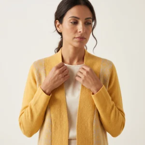 tapado-alpaca-mostaza-mujer-detalle-cara-manos-yordall tapado lana alpaca mujer chile