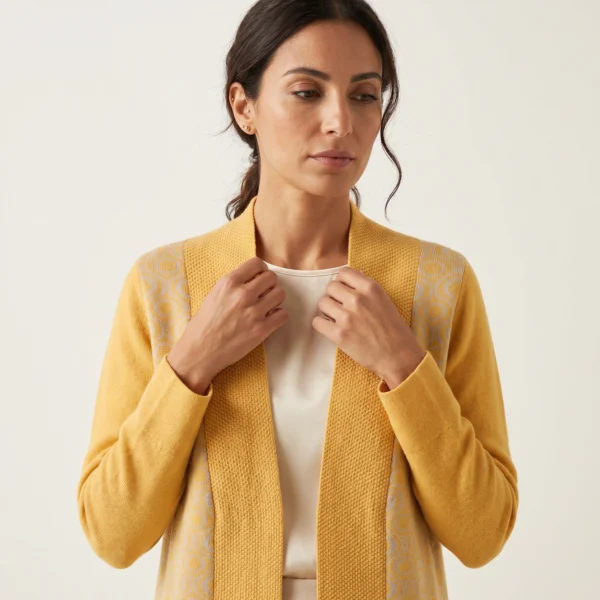 tapado-alpaca-mostaza-mujer-detalle-cara-manos-yordall tapado lana alpaca mujer chile
