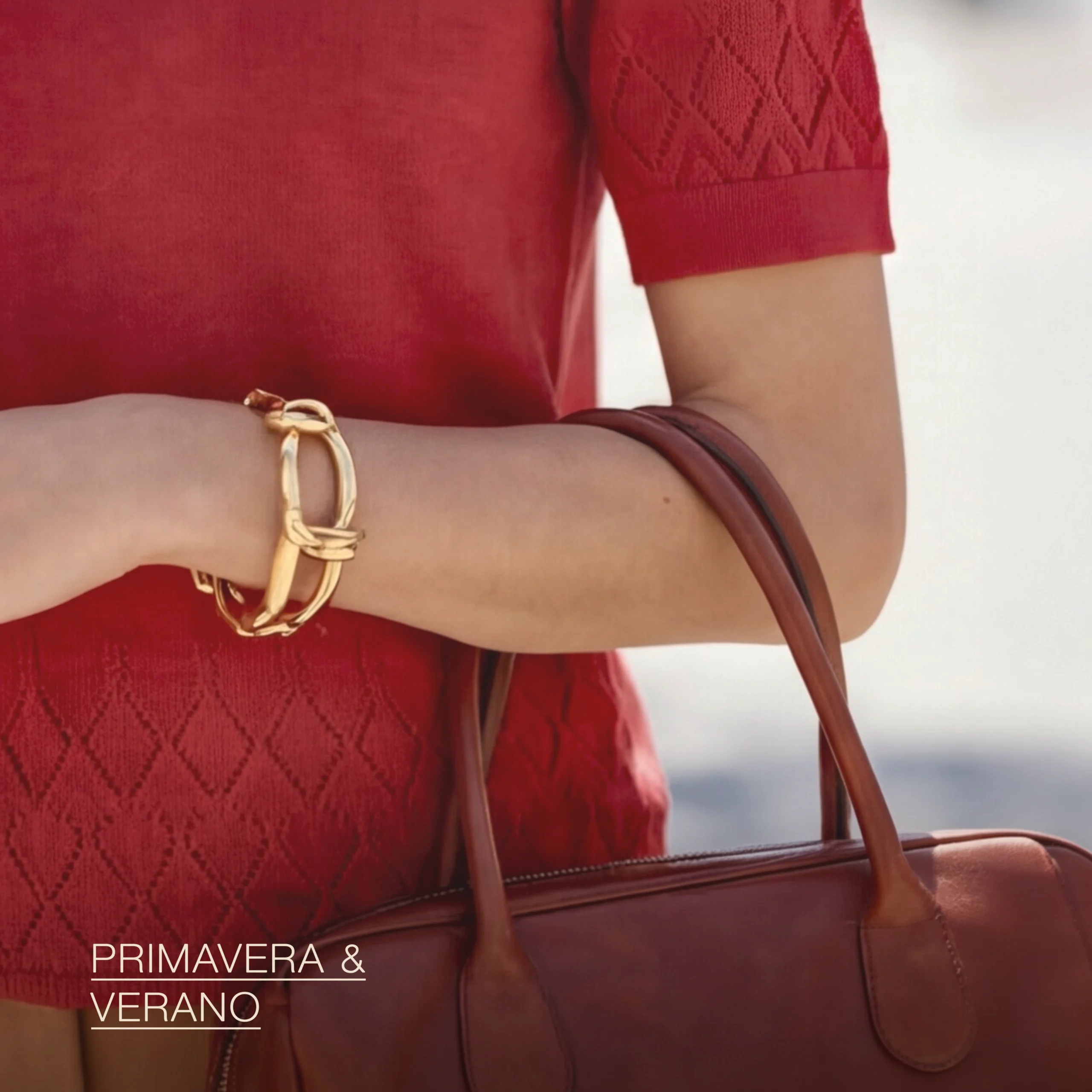Categoría primavera verano detalle tejido punto calado rojo manga corta pulsera dorada bolso cuero cognac - Yordall Chile