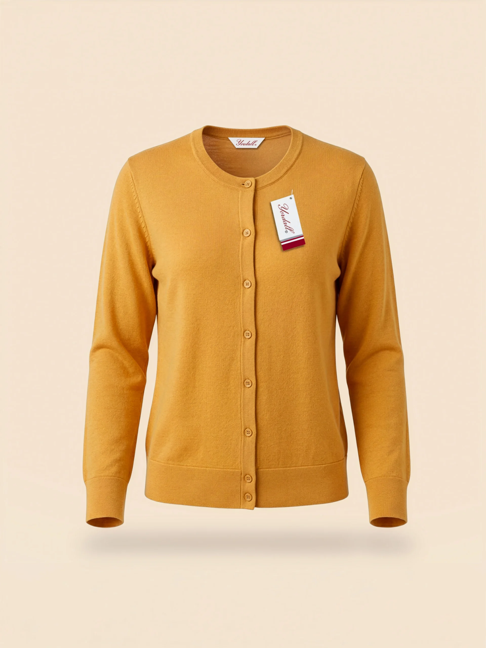 Cardigan mostaza de botones en punto fino de lana para mujer sobre fondo crema – Yordall Chile
