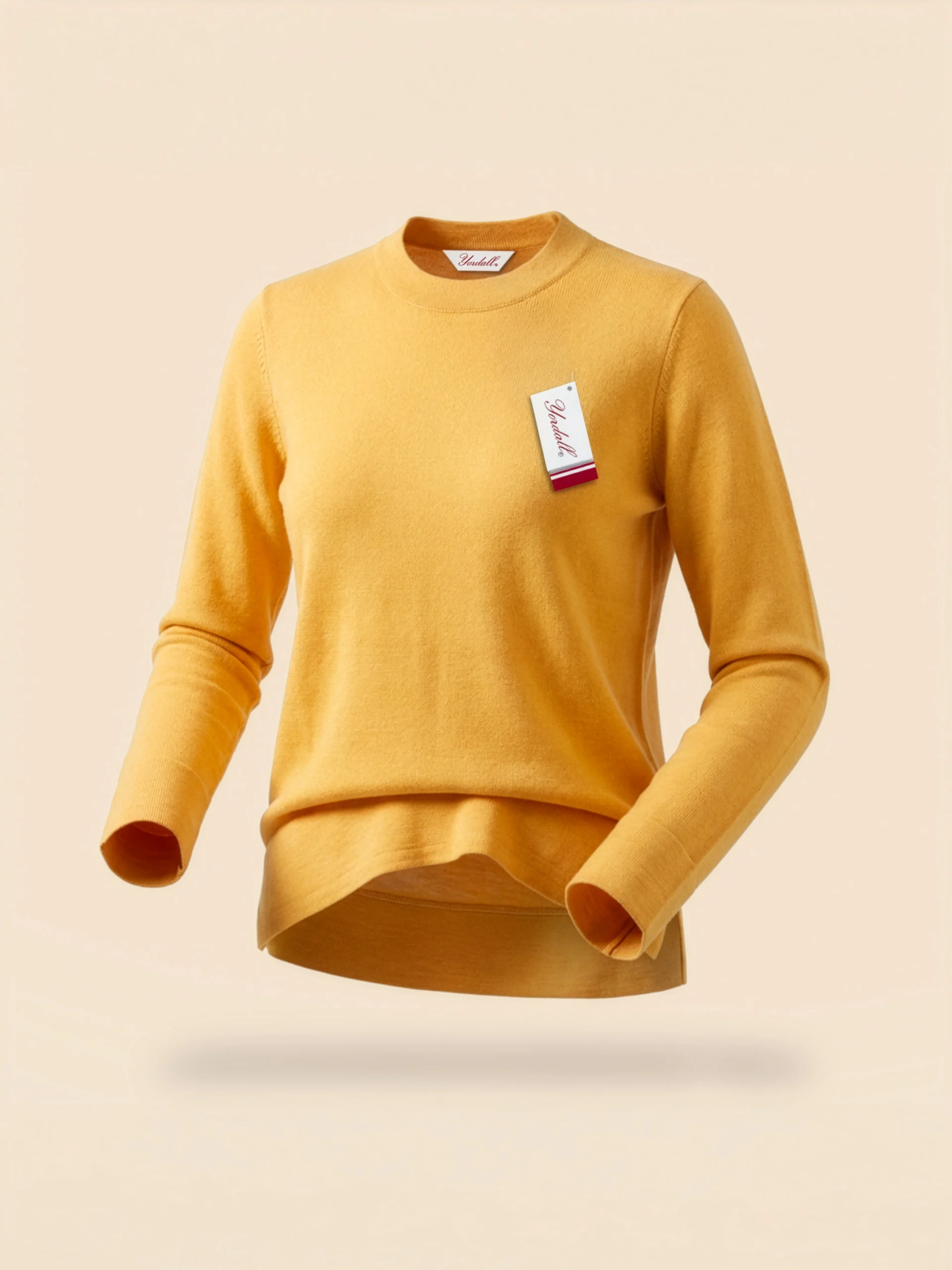 Polera manga larga de lana y alpaca color mostaza para mujer sobre fondo crema – Yordall Chile