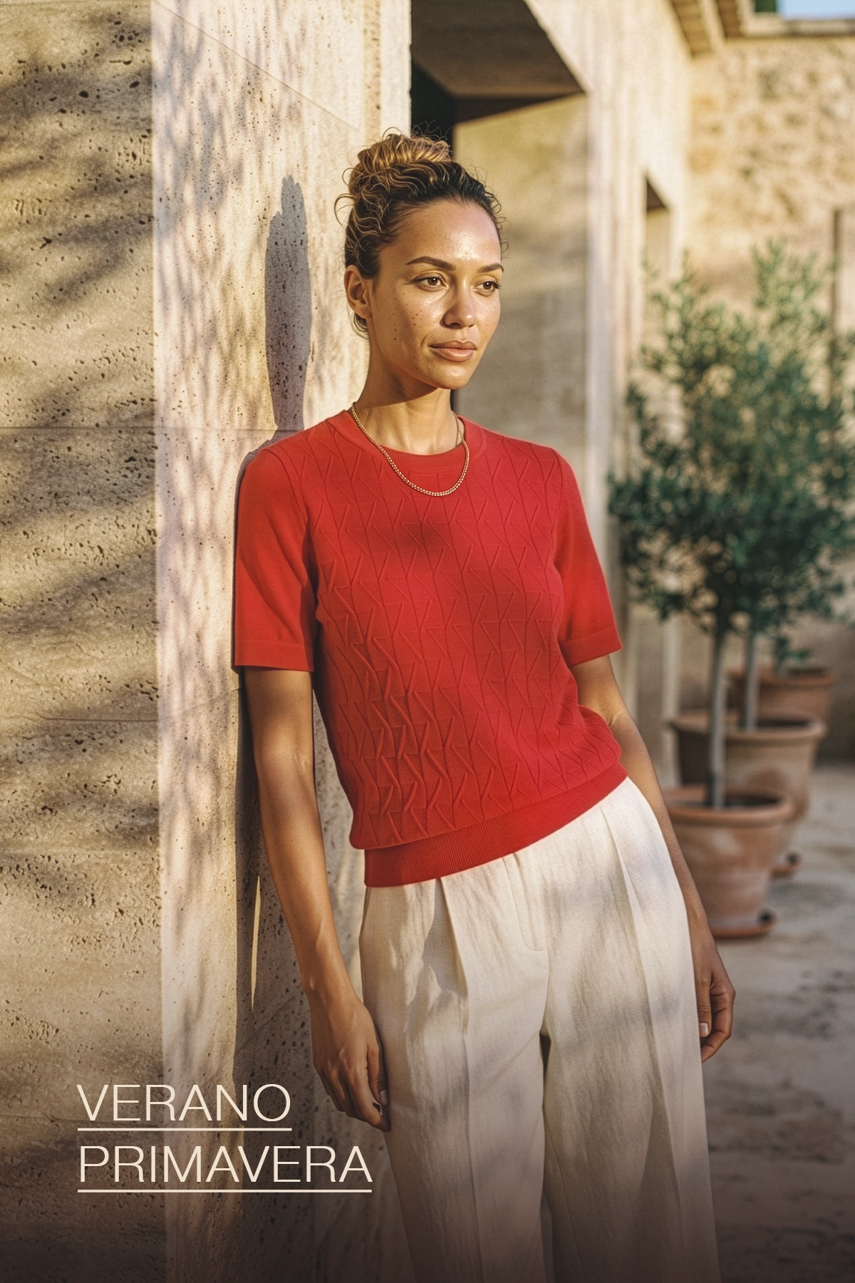 Mujer con top de punto rojo y pantalón lino crema, colección primavera verano Yordall, tejidos de hilo artesanal Chile