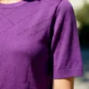 Detalle tejido fino polera hilo morada mujer manga corta — Yordall Chile