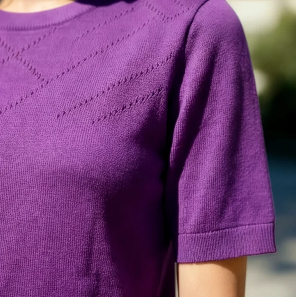 Detalle tejido fino polera hilo morada mujer manga corta — Yordall Chile