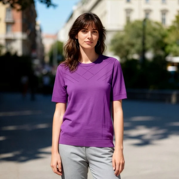 Polera hilo morada mujer manga corta cuello redondo look casual — Yordall Chile