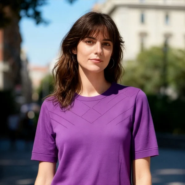 Polera hilo morada mujer cuello redondo manga corta detalle rostro — Yordall Chile