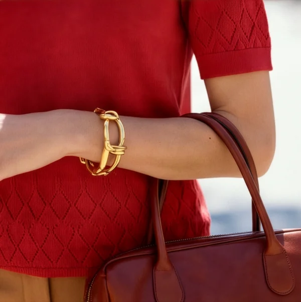polera-hilo-roja-mujer-detalle-tejido-yordall copia Detalle tejido polera hilo roja mujer con pulsera dorada y bolso — Yordall Chile